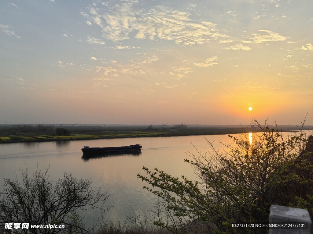 河畔日落美景