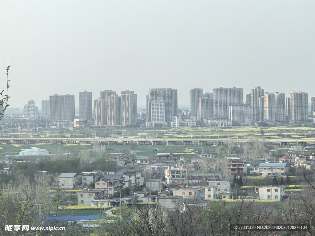 城郊高楼与低矮民居景观