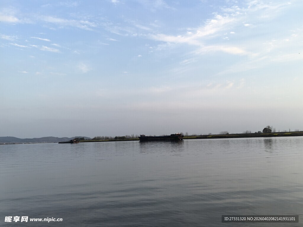 宁静湖面与远处天际线