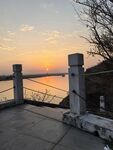 夕阳下的江边观景台
