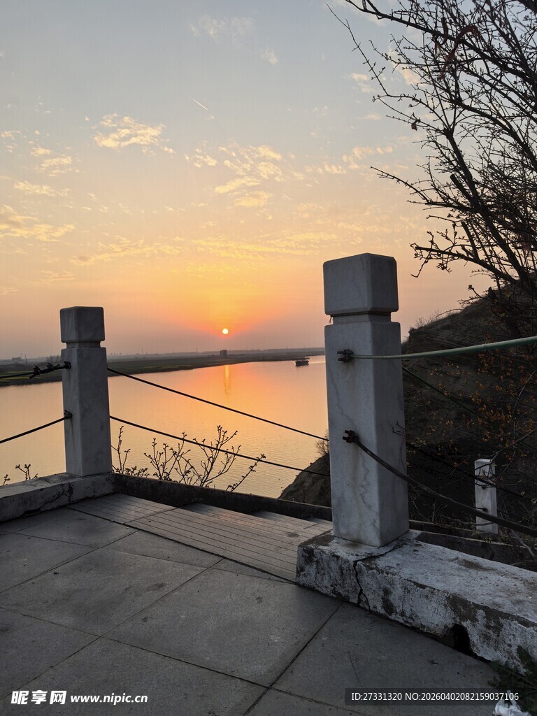 夕阳下的江边观景台