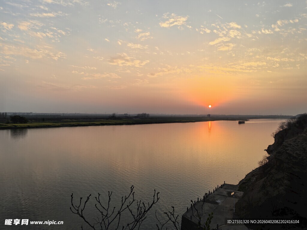 河畔日落美景