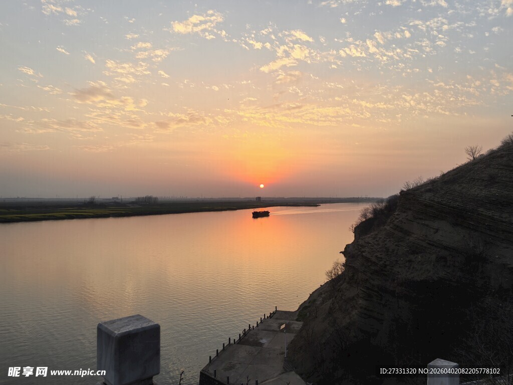 河畔日落美景