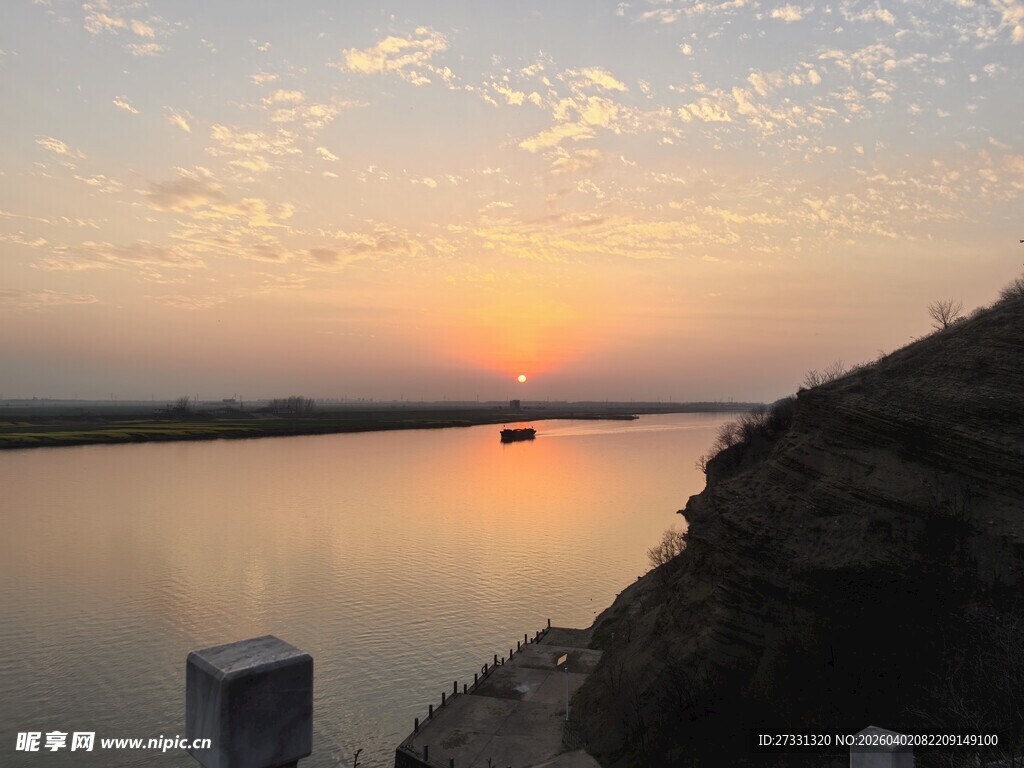 河畔日落美景