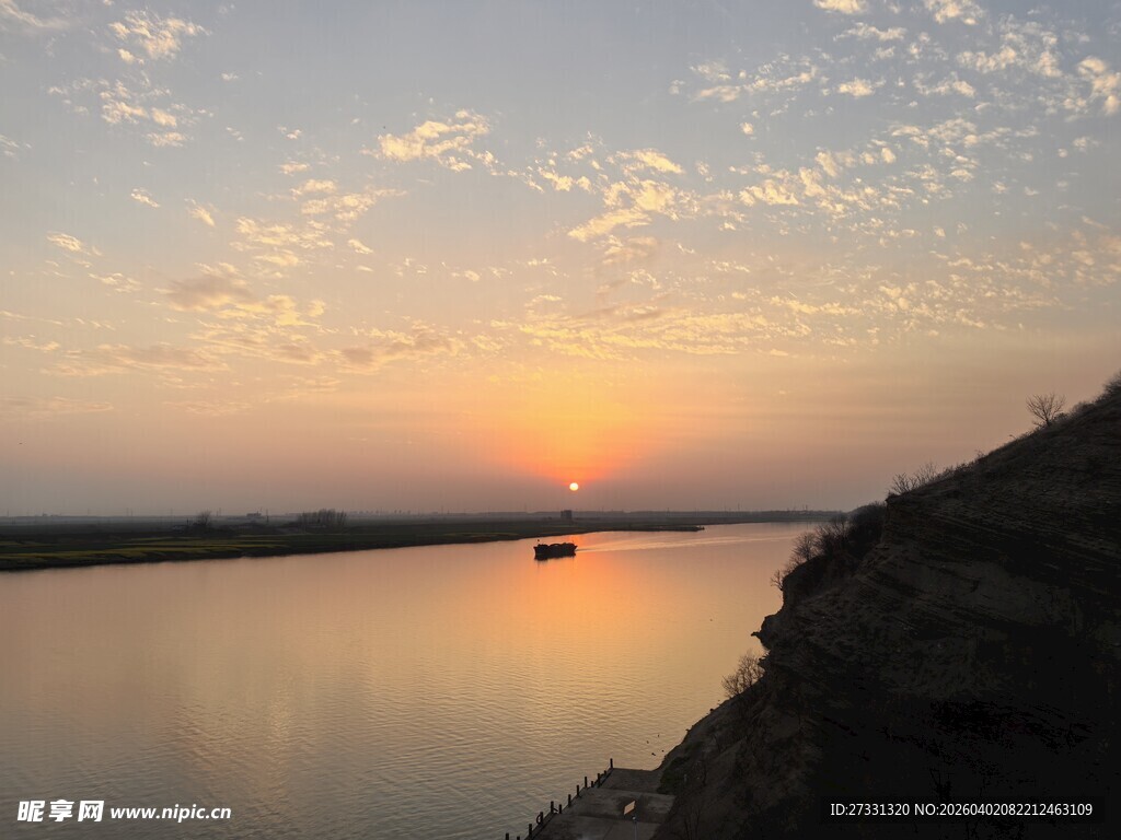 河畔日落美景