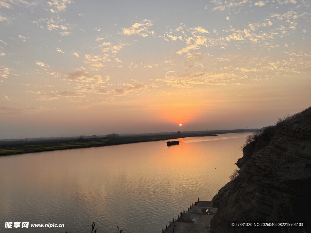 河畔日落美景