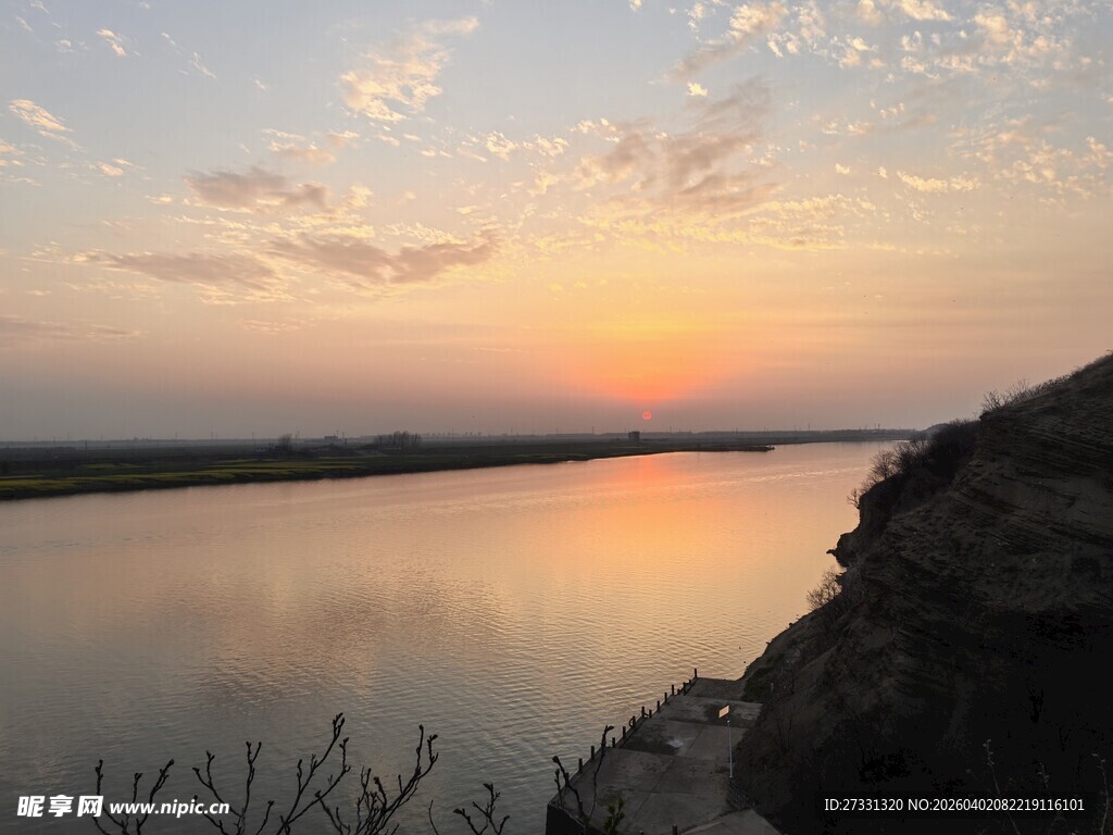 夕阳下的宁静河畔风光