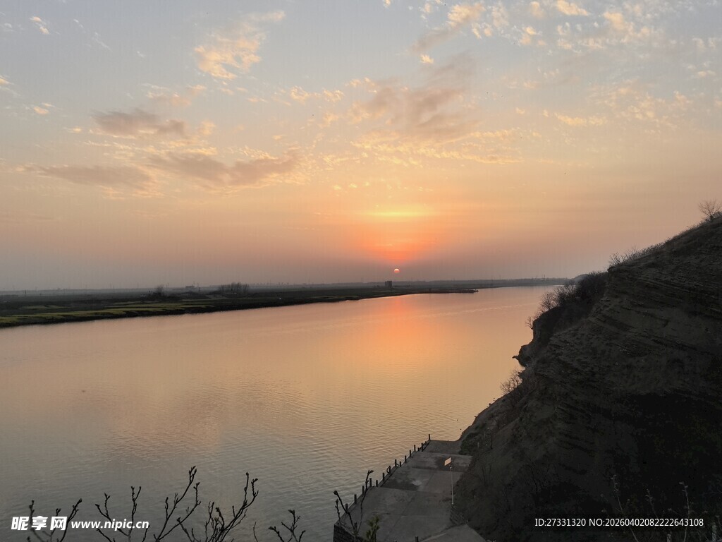 河畔日落美景