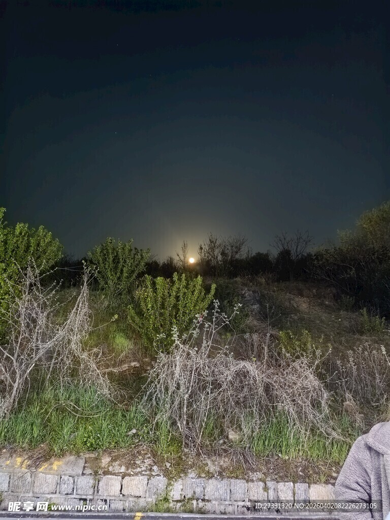 夜晚荒野中的朦胧亮光