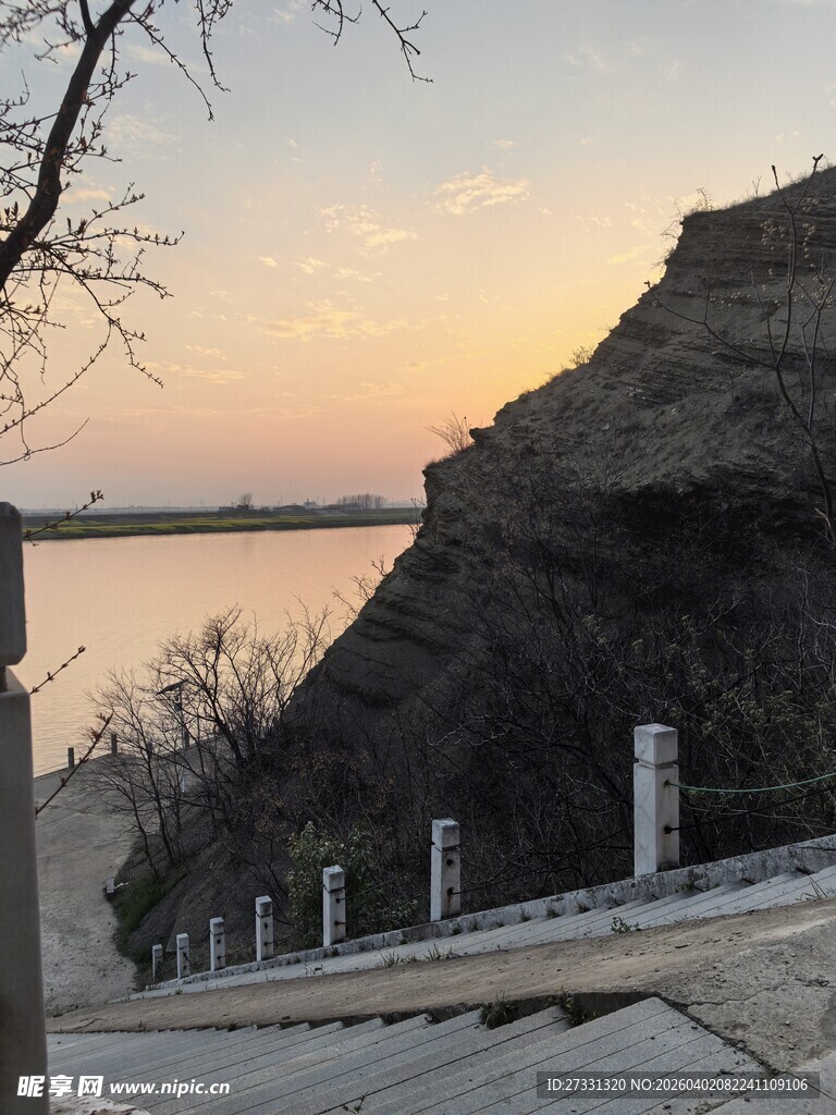 黄昏下的河岸与古朴堤岸