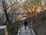 夕阳下漫步的山间步道