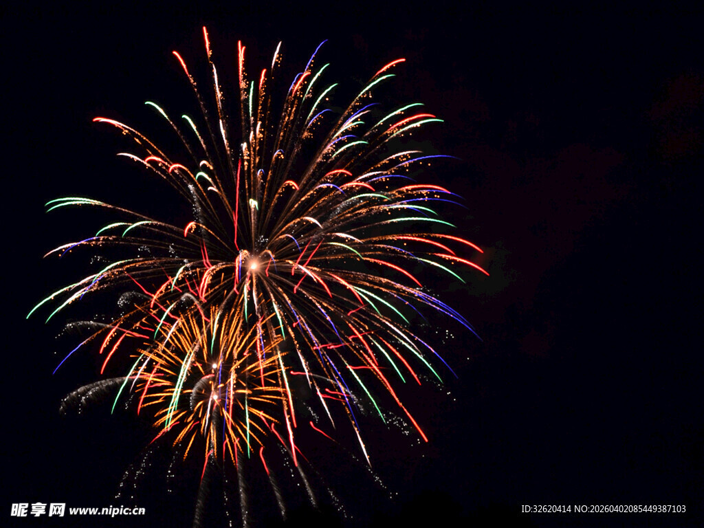 夜空中绚烂绽放的烟花