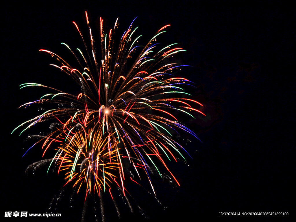 夜空中绚烂绽放的烟花