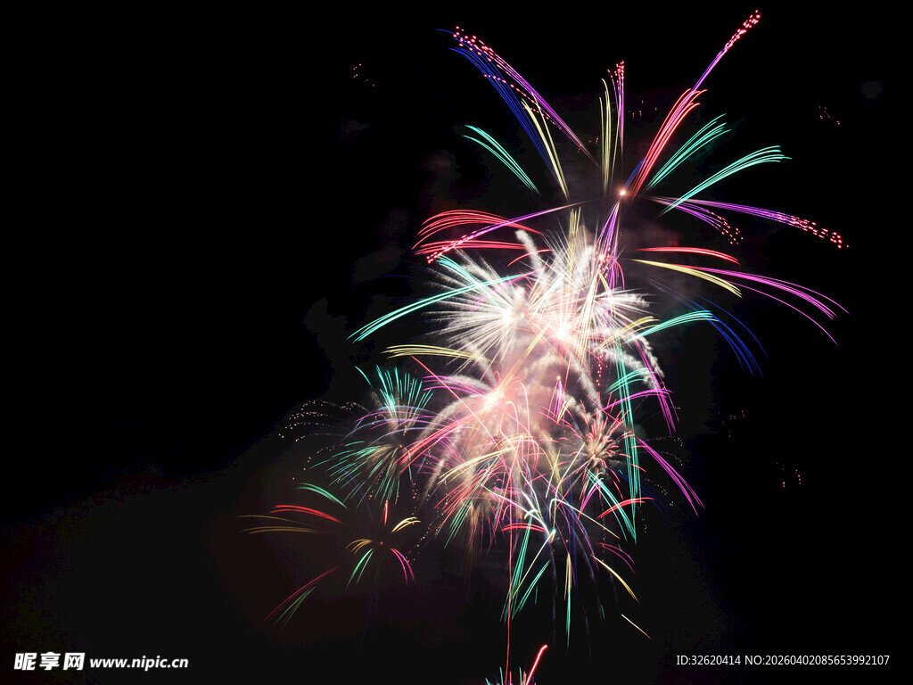 夜空中绚丽绽放的烟花