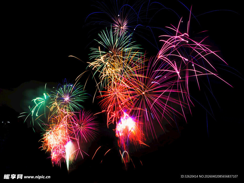夜空中绚烂的多彩烟花