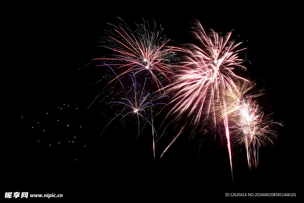 夜空中绚烂的烟花绽放