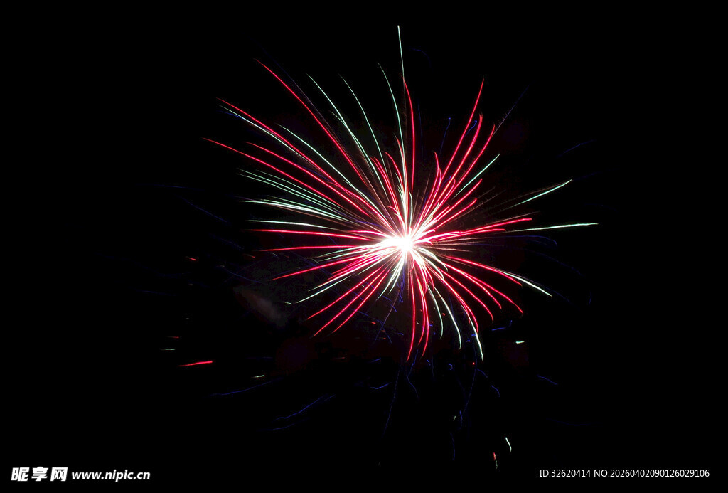 夜空中绚烂的彩色烟花