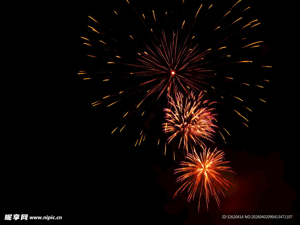 夜空中绚烂绽放的烟花