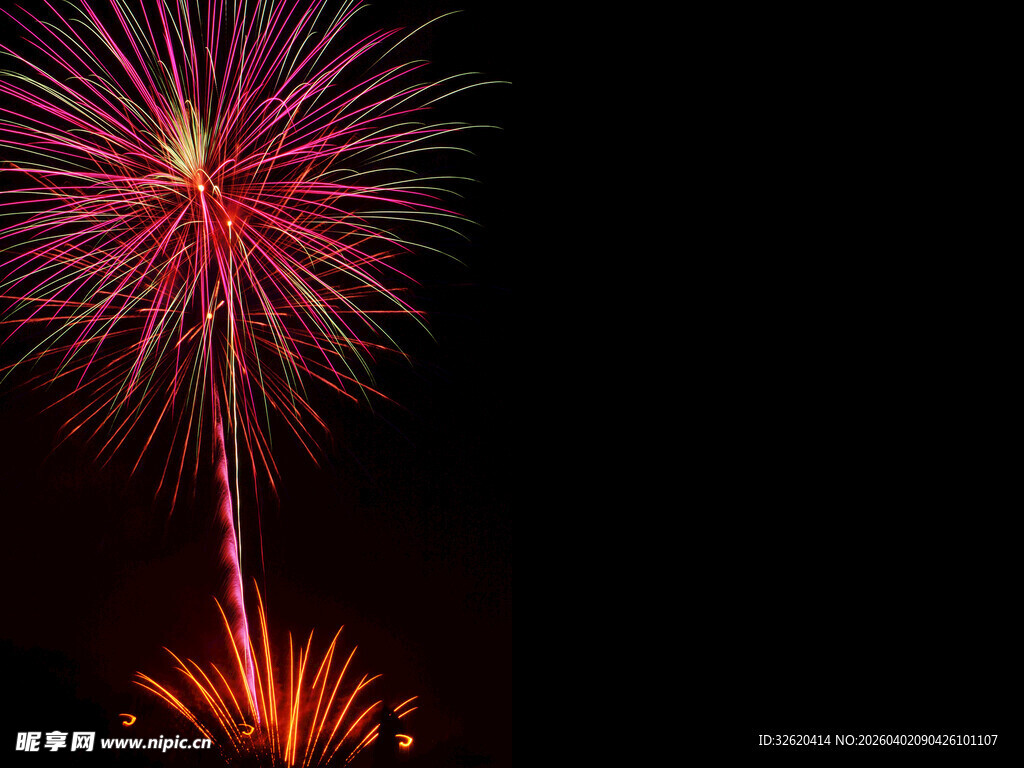 夜空中绽放的绚丽烟花