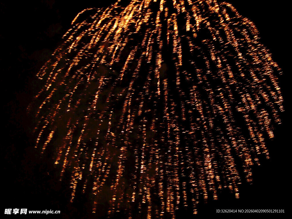 金色烟花绽放夜空