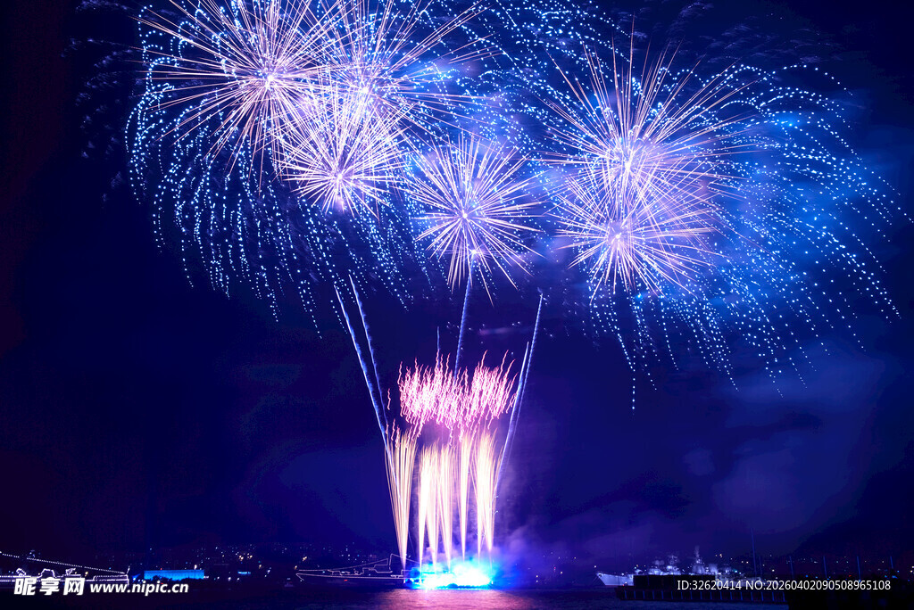 夜空中绚烂的蓝色烟花