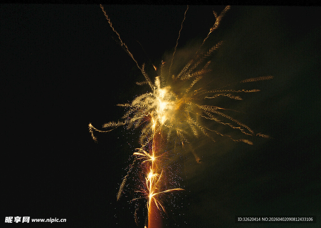 夜空中闪耀的绚烂仙女棒