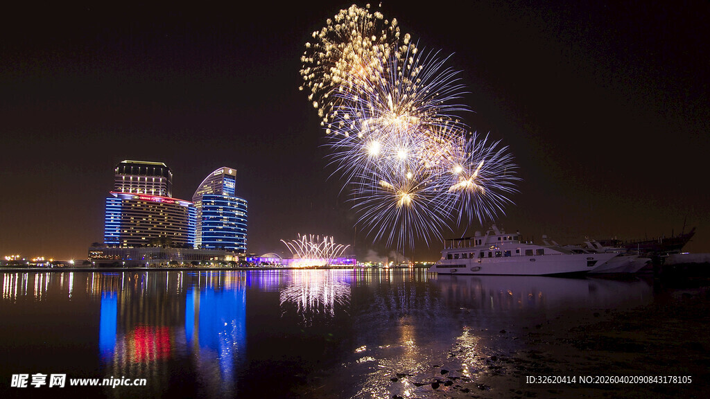 城市夜景中绚烂的烟花绽放