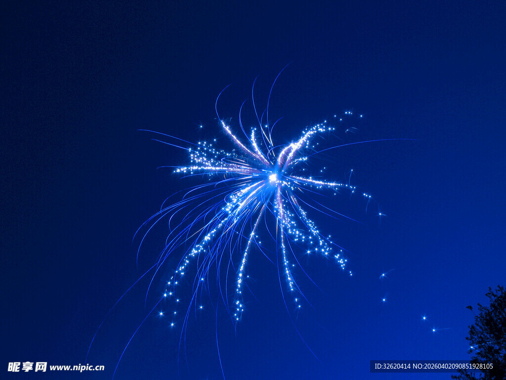 夜空中绽放的绚丽蓝色烟花