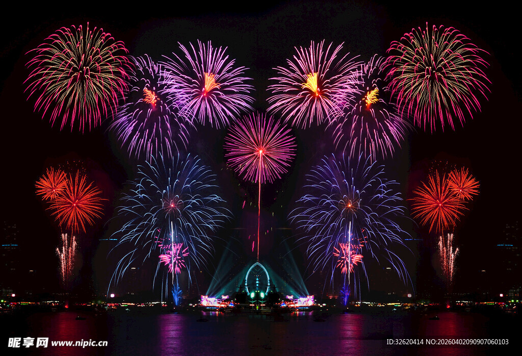 绚丽烟花绽放夜空美景