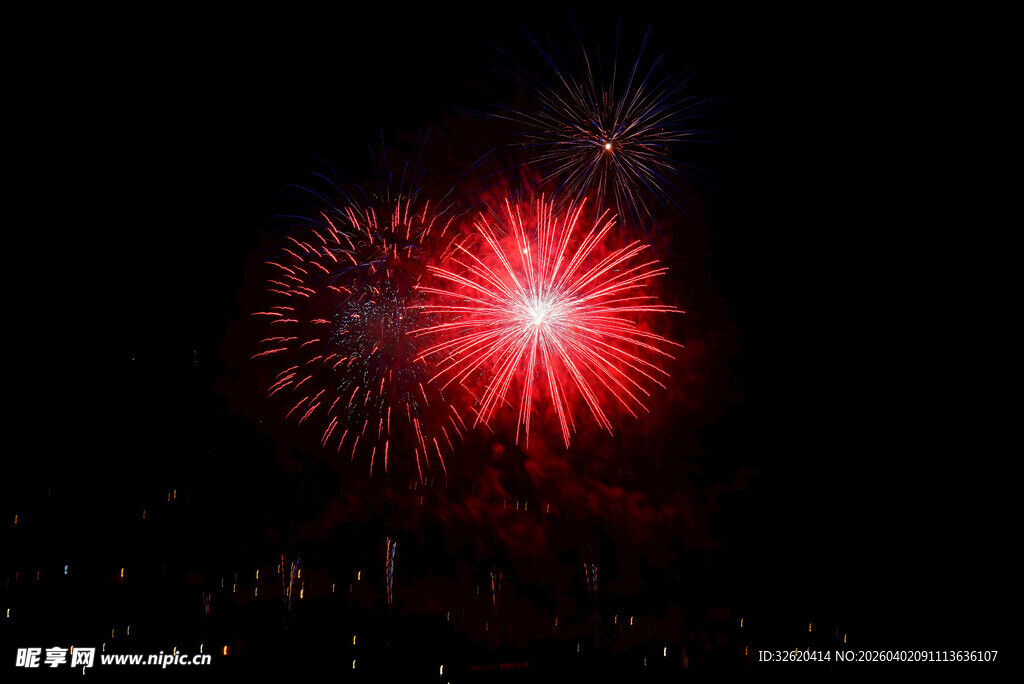 夜空中绚烂绽放的红烟花