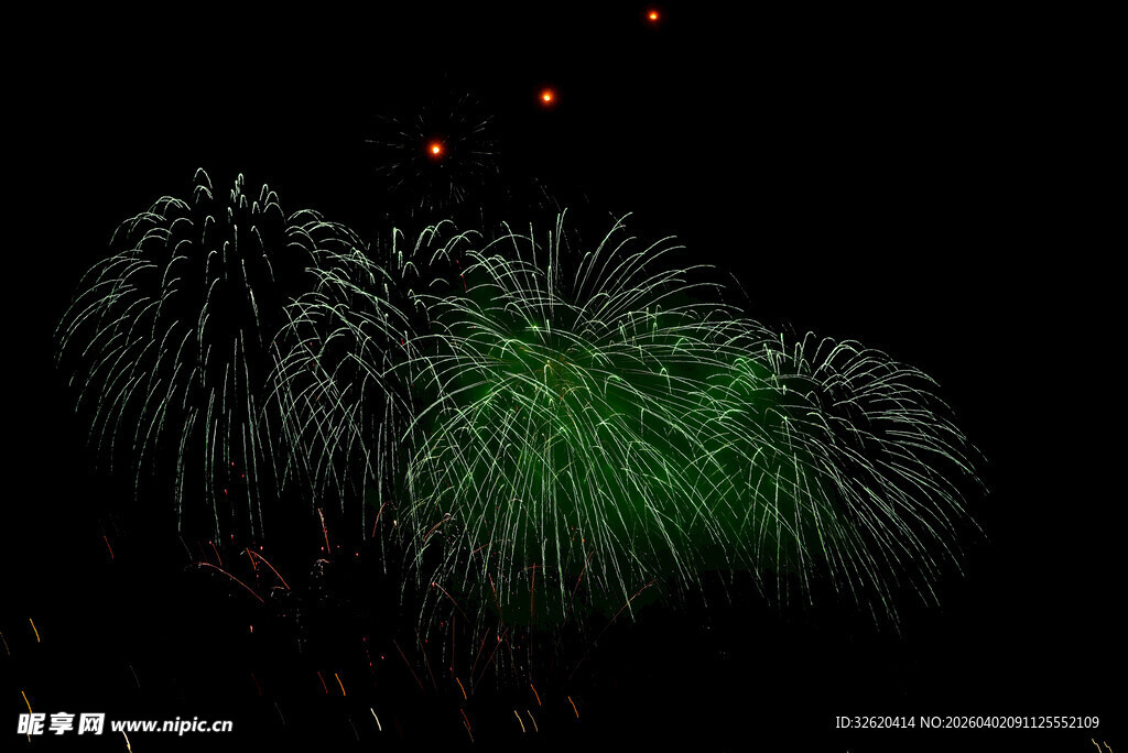夜空中绚烂的绿色烟花