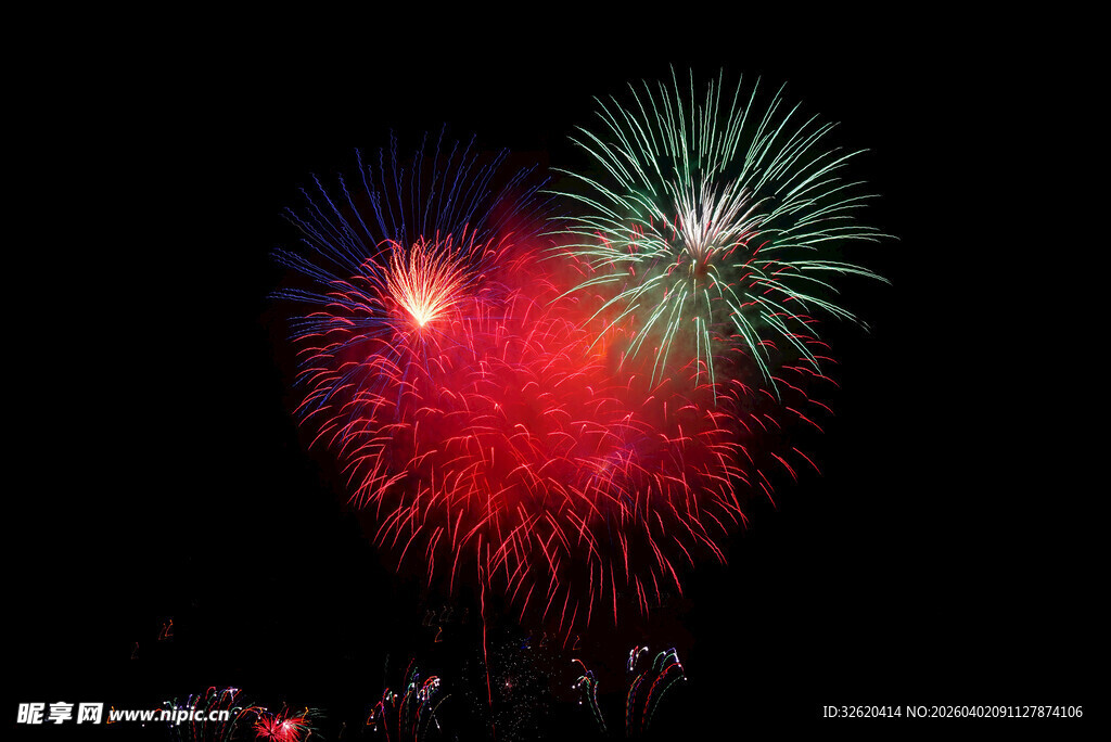 绚丽烟花绽放夜空