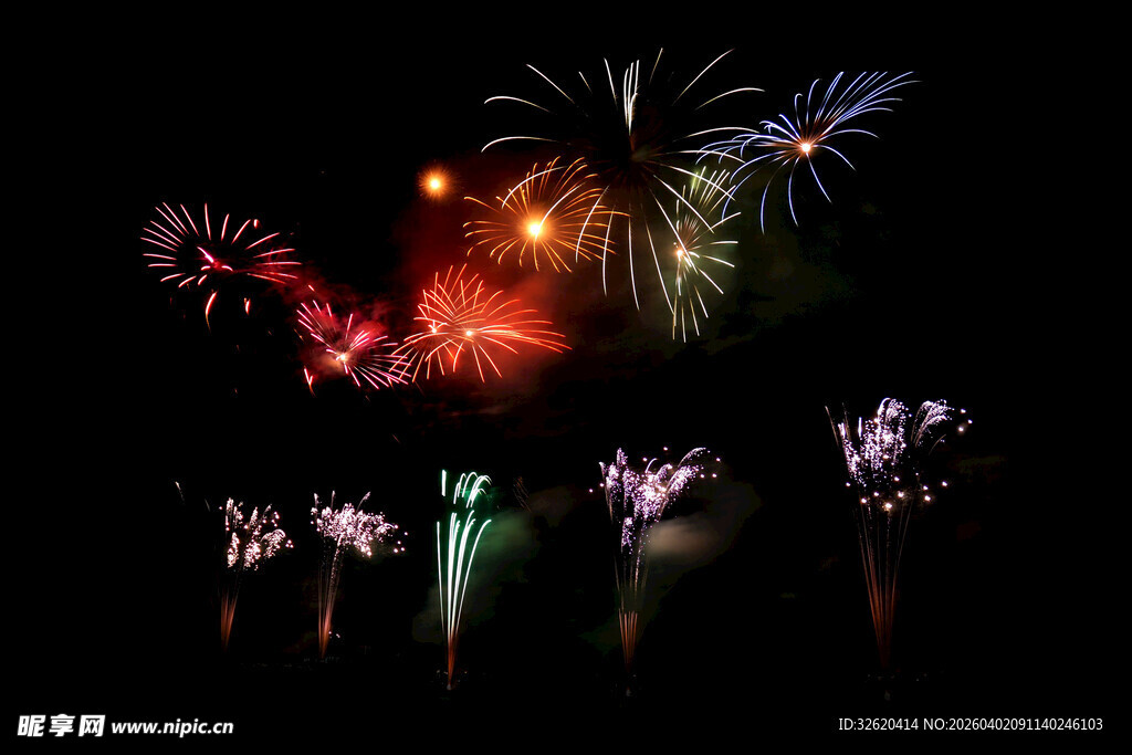 绚丽烟花夜空绽放