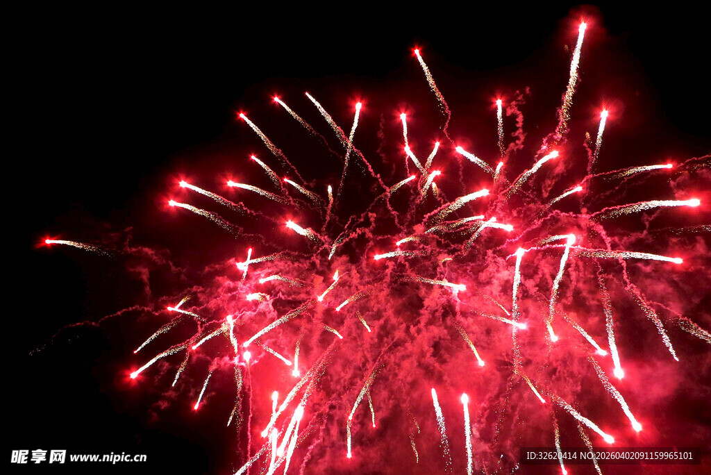 绚丽红烟花绽放夜空