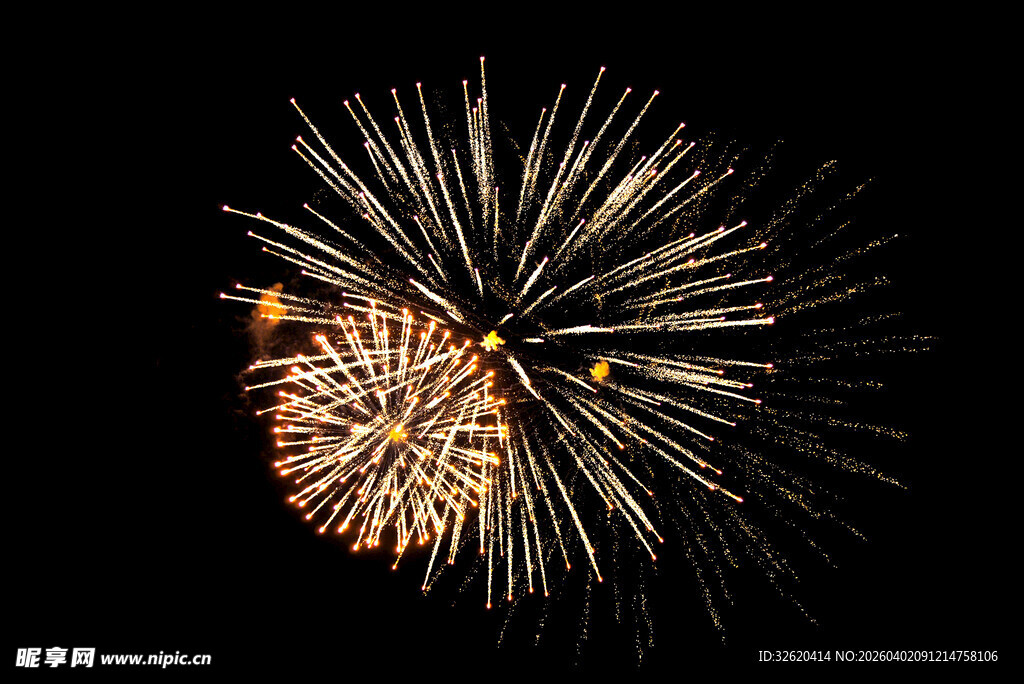 夜空中绚烂的烟花绽放