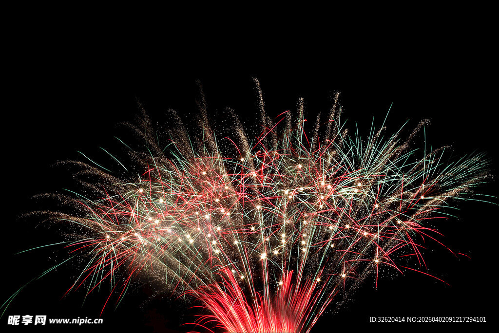 夜空中绚烂绽放的烟花