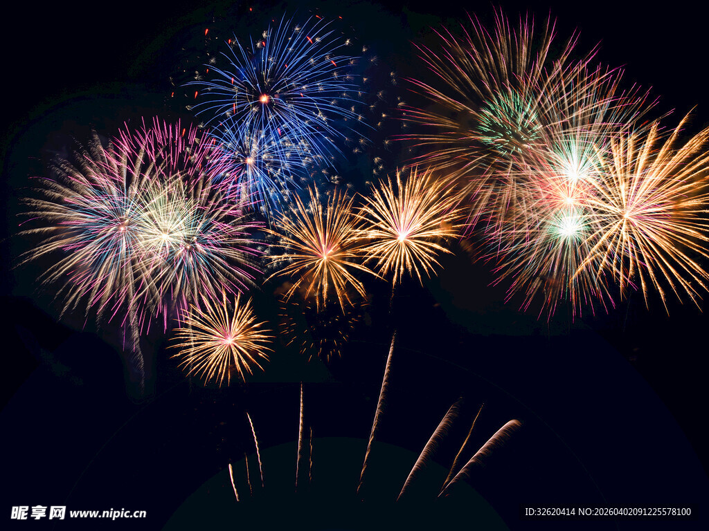 夜空中绚烂的烟花绽放