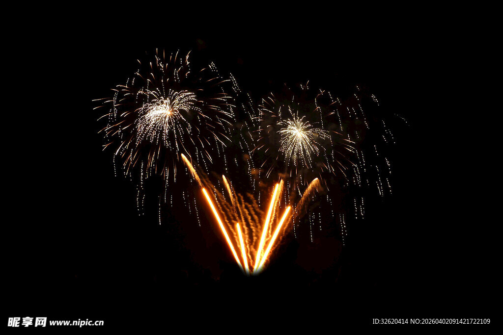 心形烟花夜空绚丽绽放