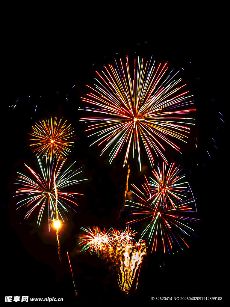 绚丽烟花绽放夜空