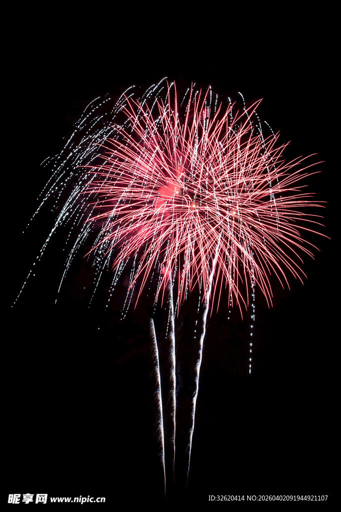 绚丽绽放的空中红色烟花