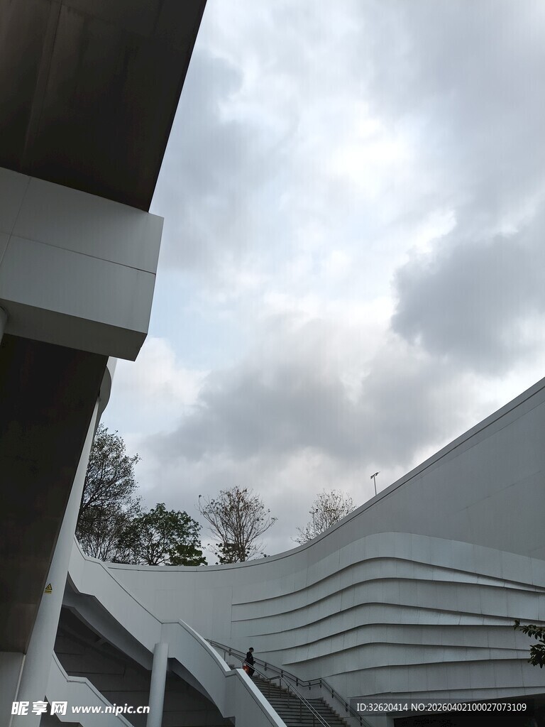 现代建筑外观与天空景象