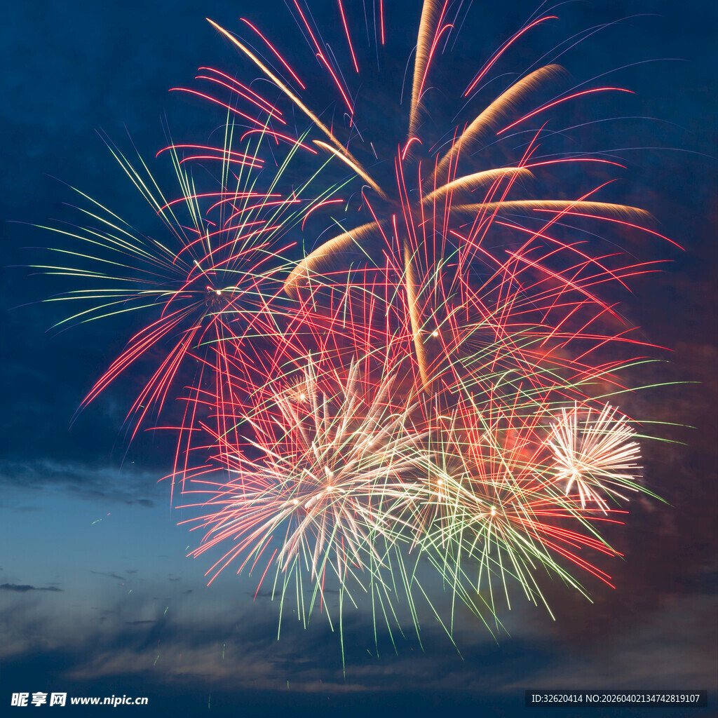 夜空中绚烂的烟花绽放