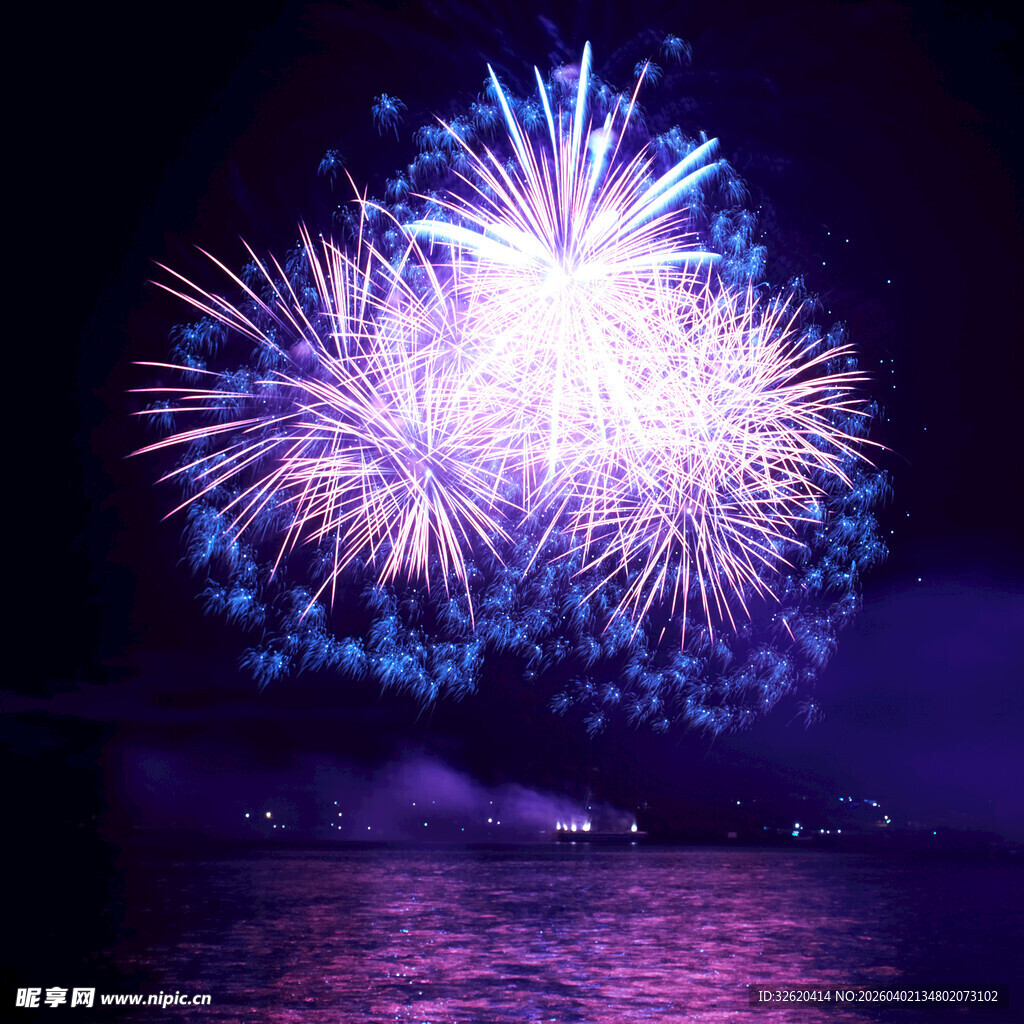 夜空中绚烂的海上烟花