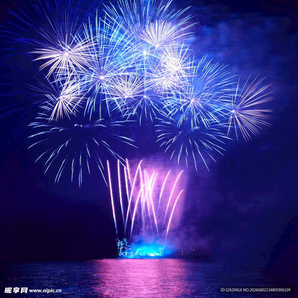 夜空中绚丽绽放的烟花