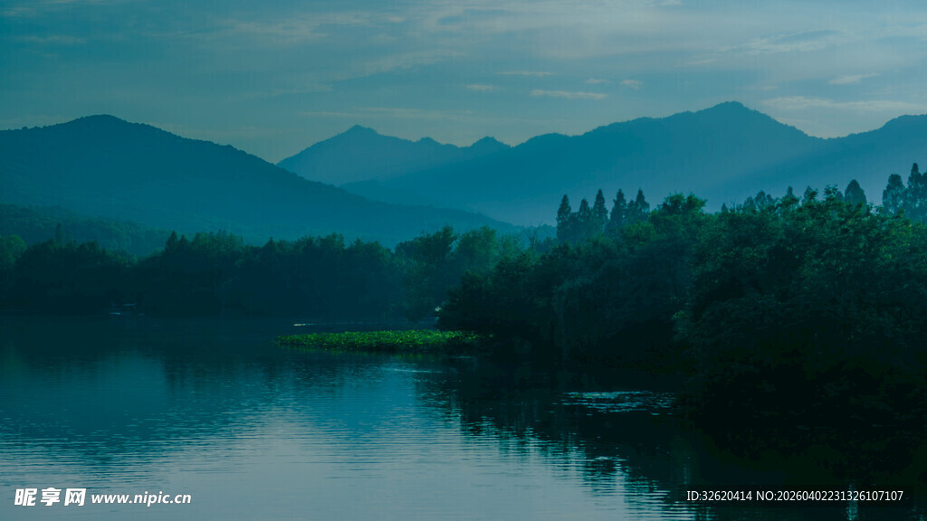 宁静山水湖景风光图