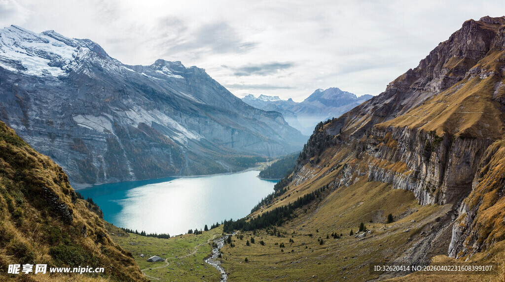 高山间的幽蓝湖泊美景