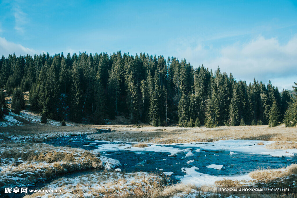 冬日山林中的静谧湖泊