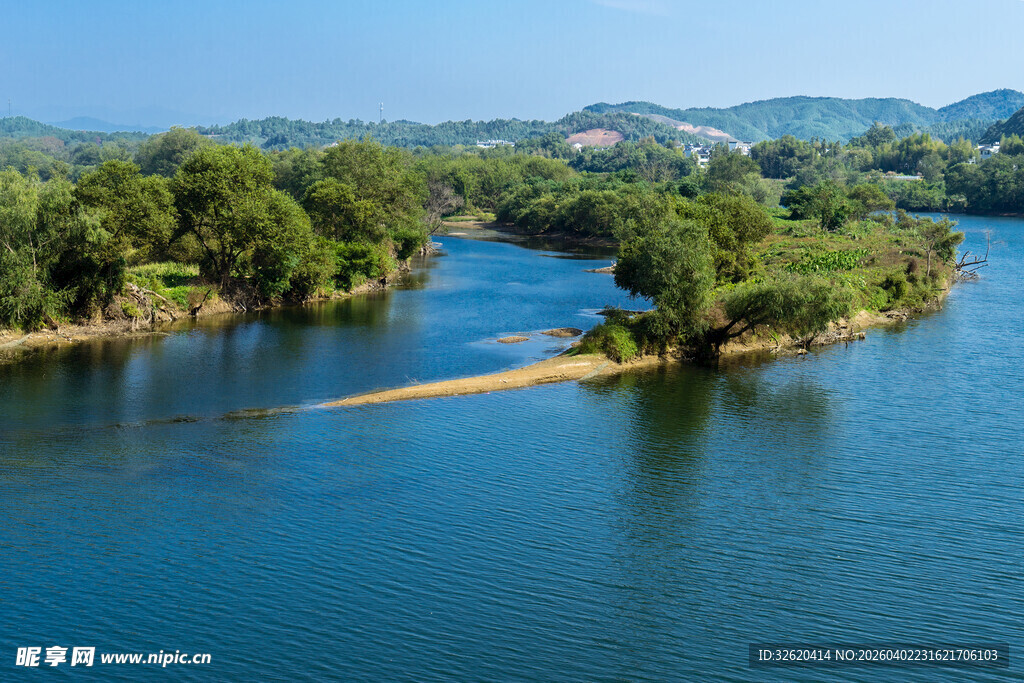 秀丽河畔风光