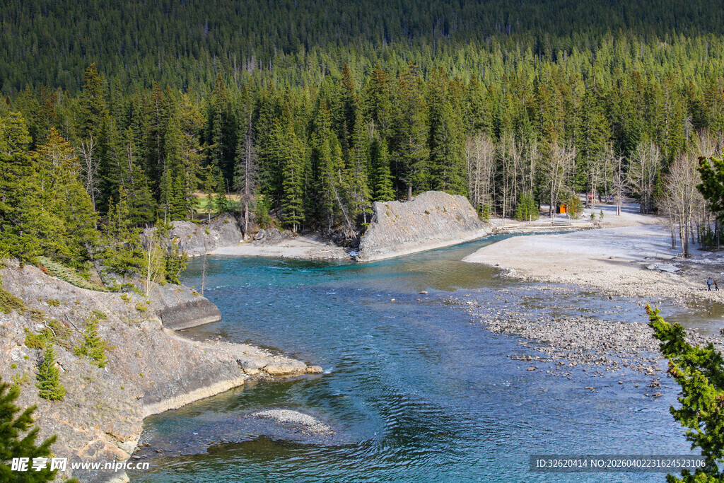 山间清澈河流与茂密森林
