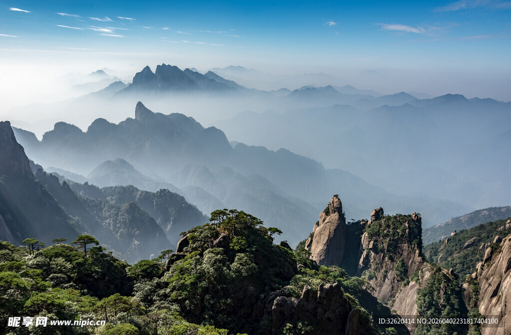 壮丽山峦云雾缭绕美景